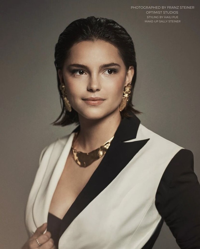 Inde Navarrette dans Nyota Magazine, le smoking oublie quelques boutons