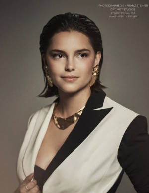 Inde Navarrette dans Nyota Magazine, le smoking oublie quelques boutons