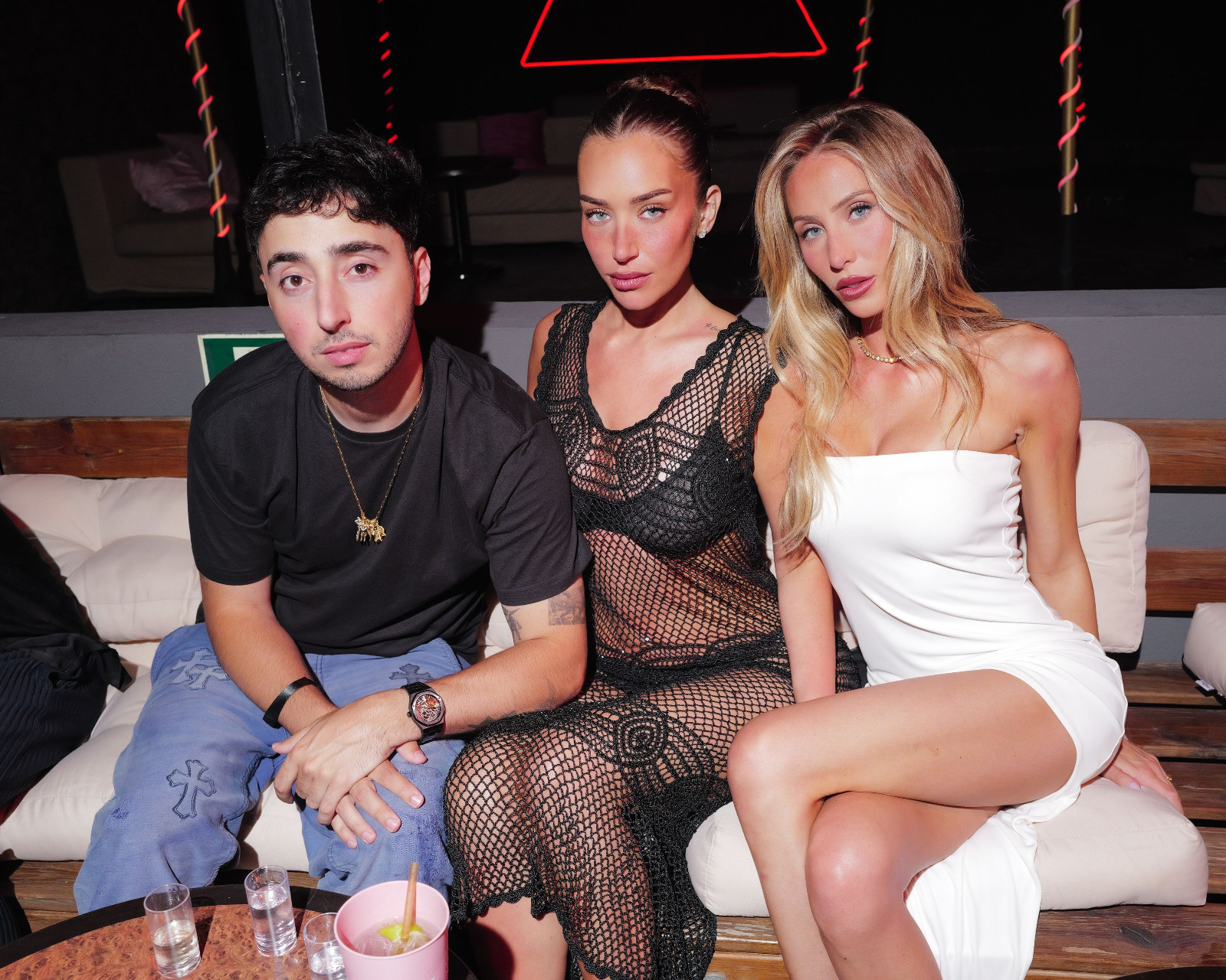 Anastasia Karanikolaou et Alix Earl à Ibiza, rouge corseté et noir découpé