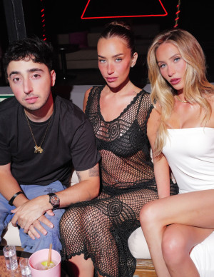 Anastasia Karanikolaou et Alix Earl à Ibiza, rouge corseté et noir découpé