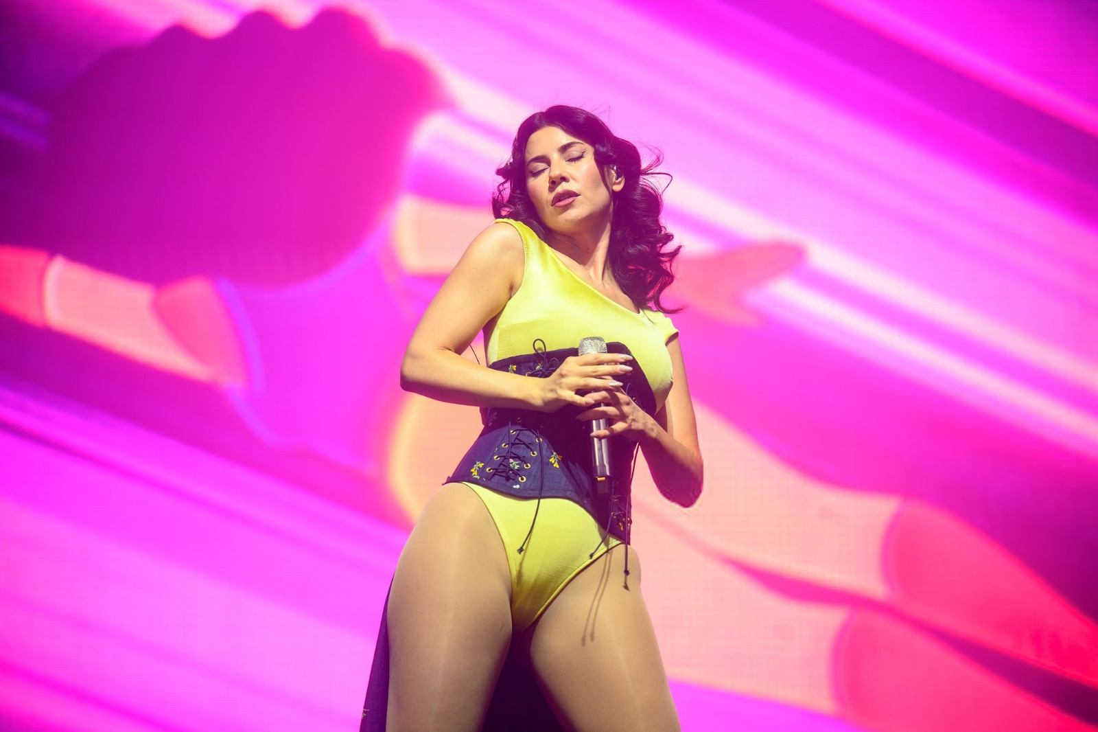 Marina Diamandis à We Love Green, body échancré, corset fleuri, jambes nues