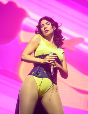 Marina Diamandis à We Love Green, body échancré, corset fleuri, jambes nues
