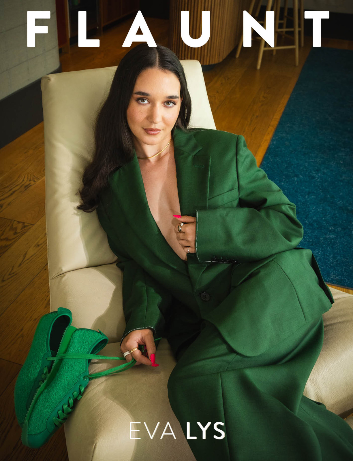 Eva Lys joue le match sexy pour Flaunt, jambes nues en prime