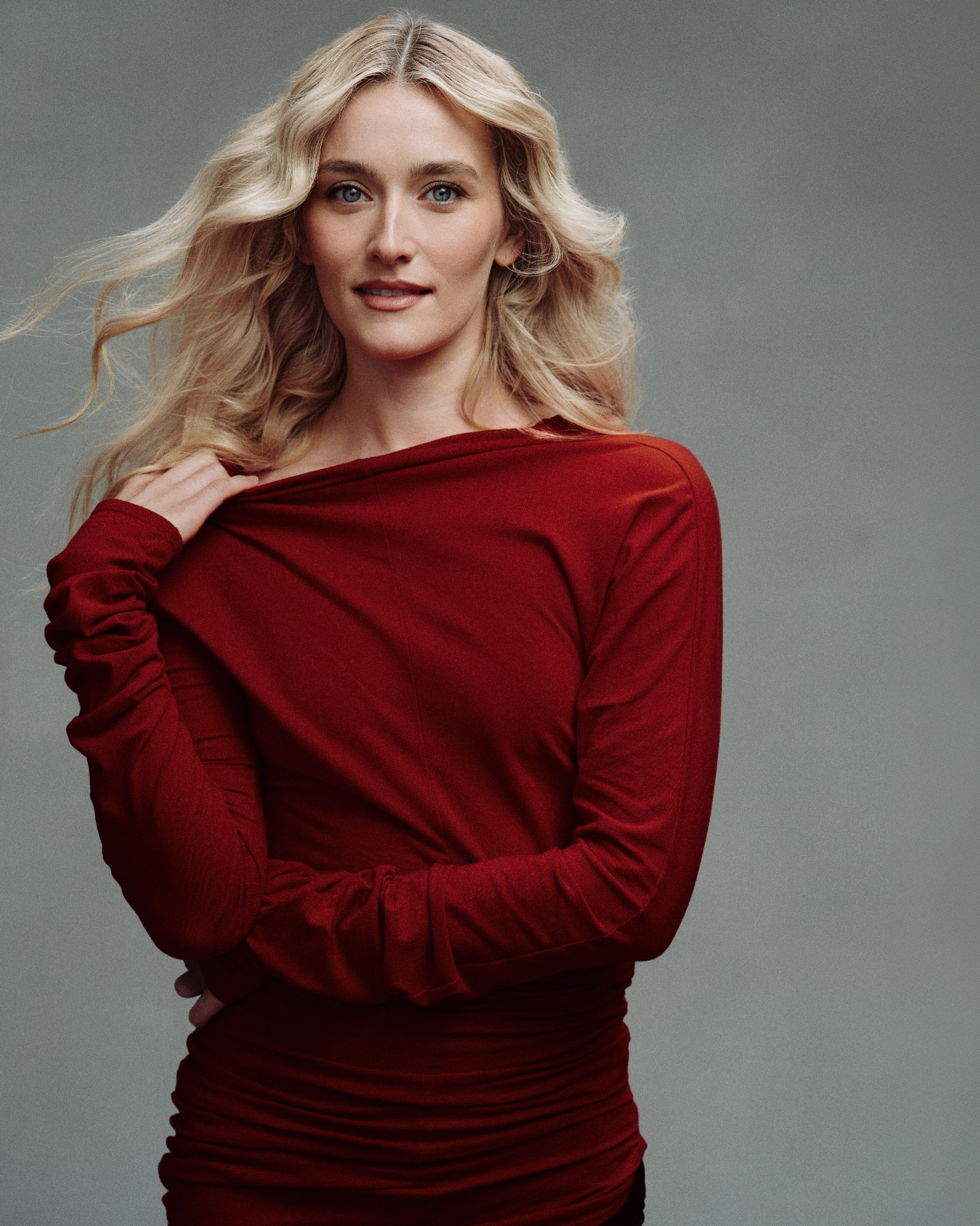 Sarah Pidgeon joue le corset tombant pour Backstage Magazine en août