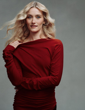 Sarah Pidgeon joue le corset tombant pour Backstage Magazine en août