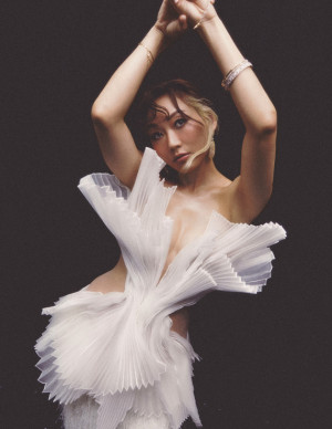 Karen Fukuhara pour Numéro, roses géantes puis grand numéro plissé