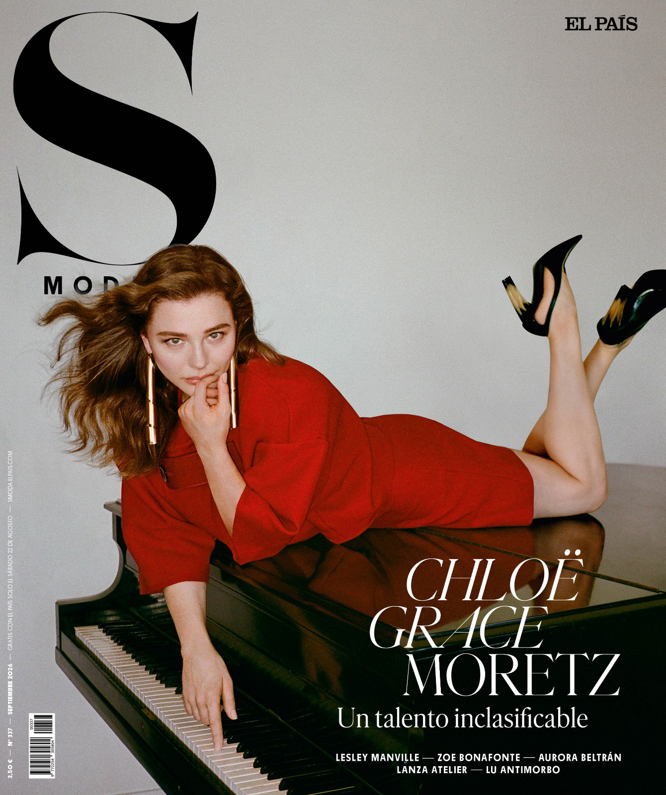 Chloe Moretz chez S Moda, robe courte et talons en l’air