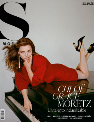 Chloe Moretz chez S Moda, robe courte et talons en l’air