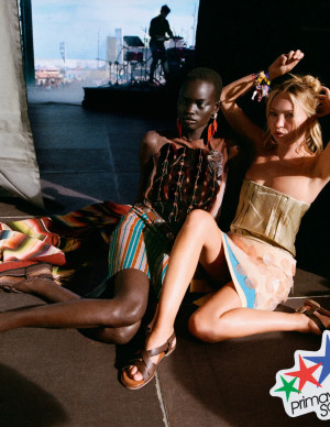 Lila Moss et Athiec Geng chez Vogue, backstage très peu sage