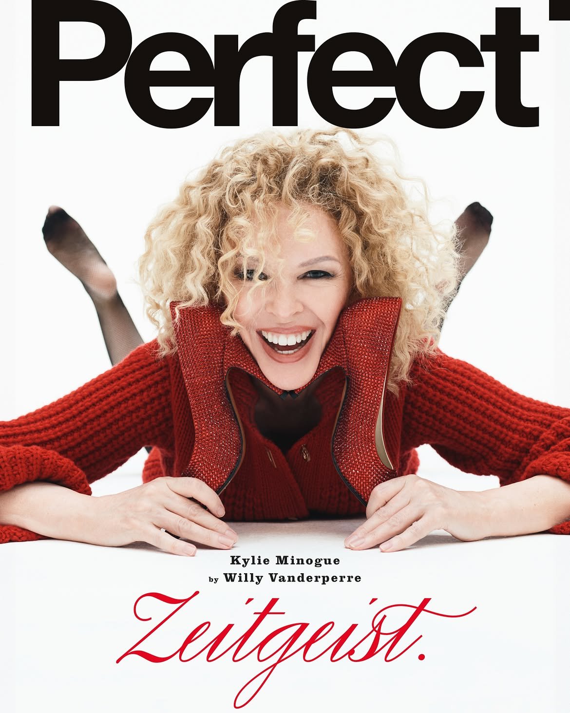 Kylie Minogue chez Perfect Magazine, jambes croisées et résille assumée