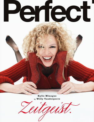 Kylie Minogue chez Perfect Magazine, jambes croisées et résille assumée