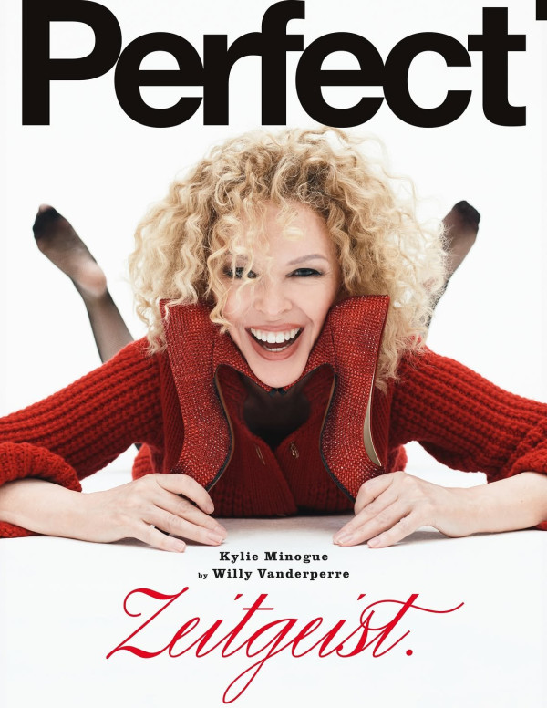 Kylie Minogue chez Perfect Magazine, jambes croisées et résille assumée
