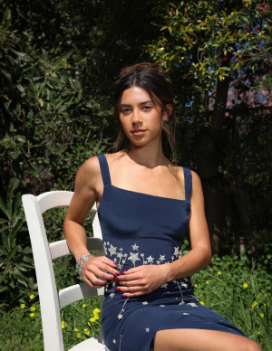 Scarlett Estevez chez Folie Magazine, dos nu et robe fleurie