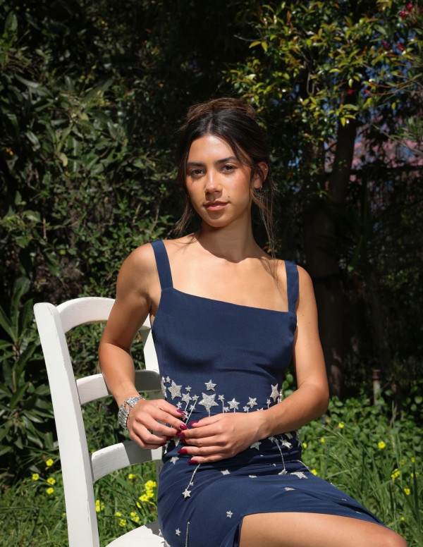 Scarlett Estevez chez Folie Magazine, dos nu et robe fleurie