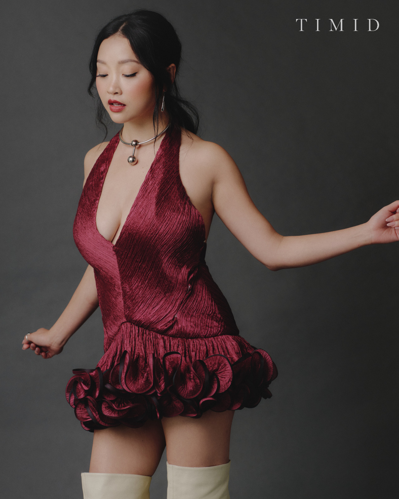 Lana Condor pour Timid Magazine, mini-robe rouge et décolleté plongeant