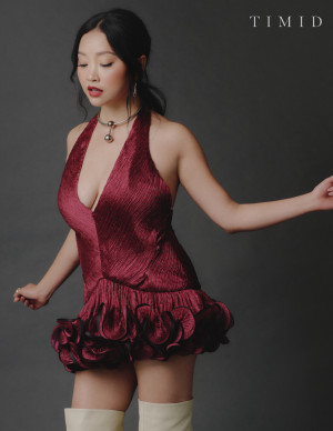 Lana Condor pour Timid Magazine, mini-robe rouge et décolleté plongeant