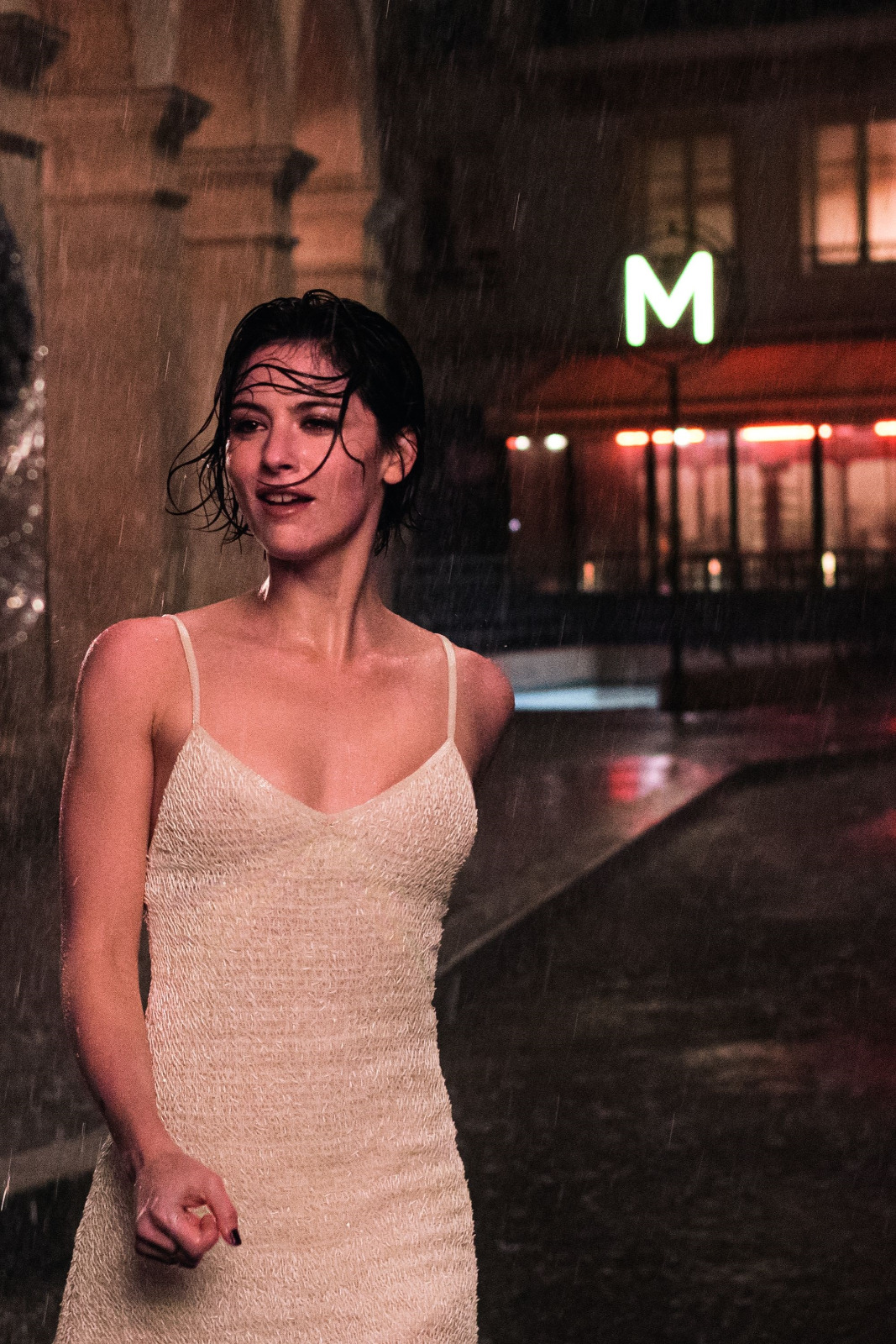 Gracie Abrams dans Crush Absolu, la robe mouillée colle au scénario
