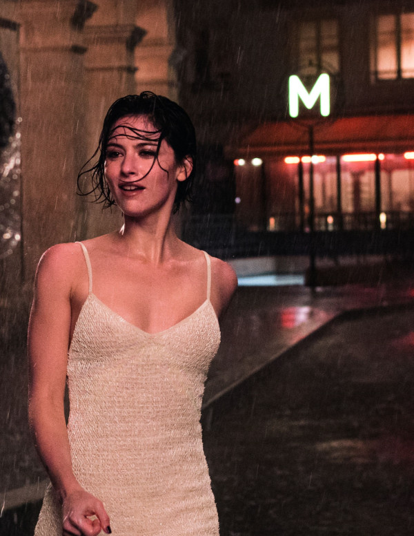 Gracie Abrams dans Crush Absolu, la robe mouillée colle au scénario
