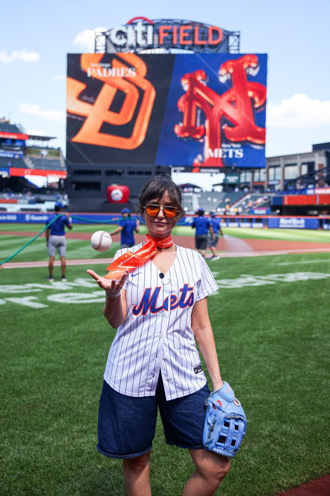 Milana Vayntrub à Citi Field, jambes nues et bras bien armé