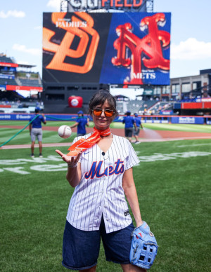 Milana Vayntrub à Citi Field, jambes nues et bras bien armé
