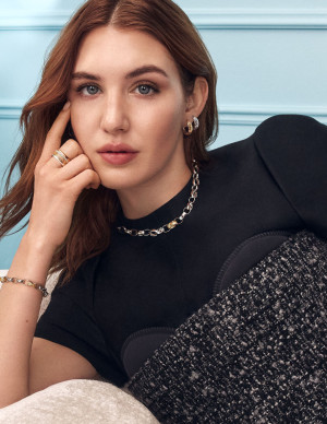 Sophie Nélisse chez Birks Jewellery, bijoux sages, pose beaucoup moins