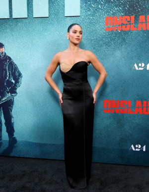photos Adria Arjona