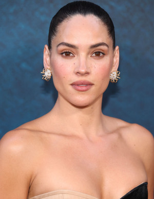photos Adria Arjona