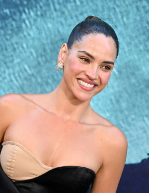 photos Adria Arjona