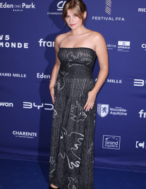 Marine Delplace à Angoulême, sa robe griffonne sur le tapis