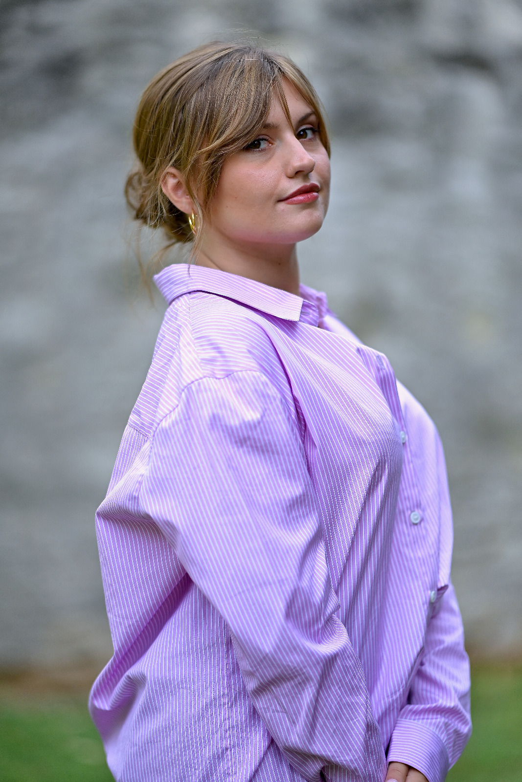 Marine Delplace à Angoulême, chemise oversized et allure faussement sage