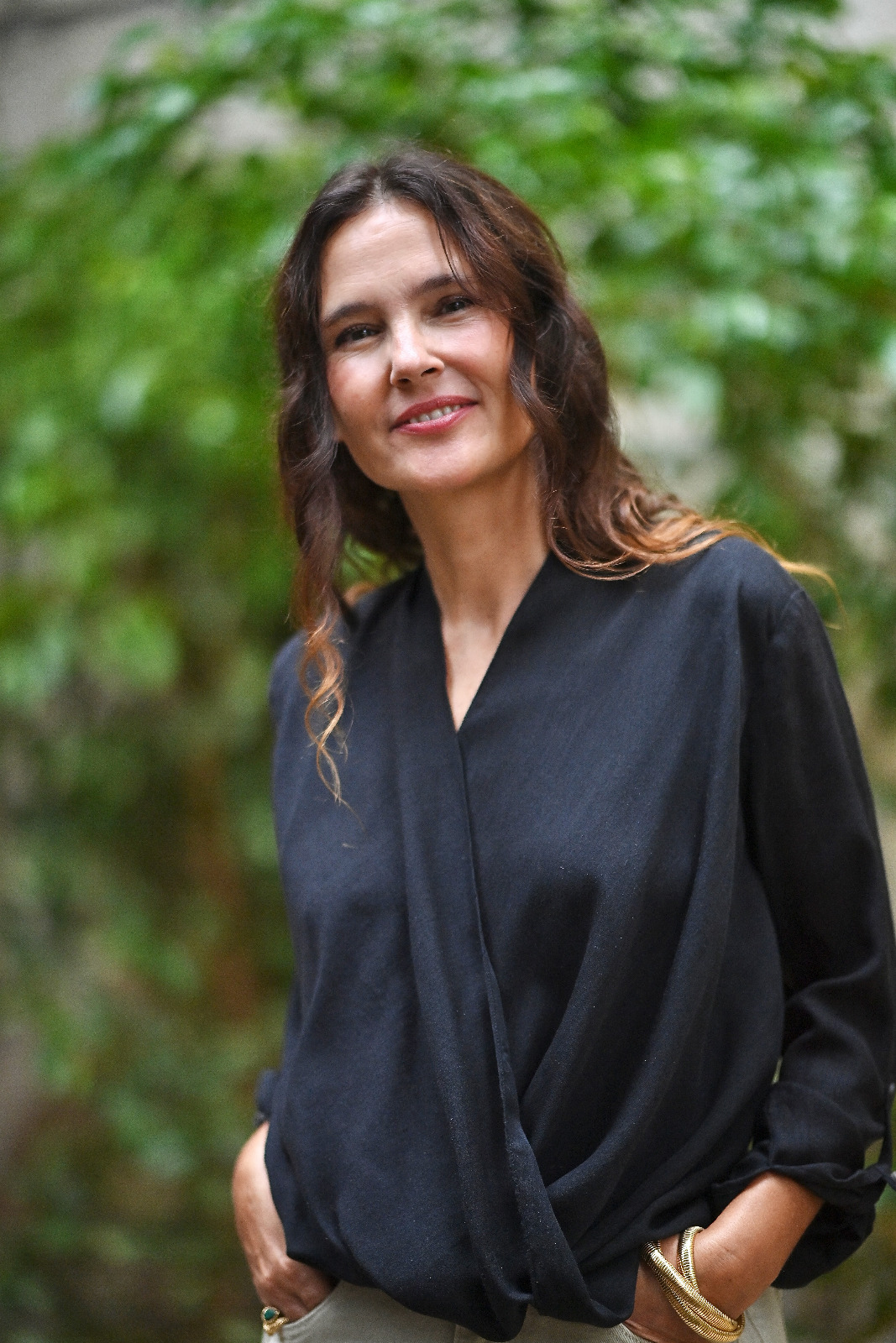 Virginie Ledoyen face au photocall, le noir lui va très bien