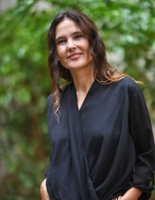 Virginie Ledoyen face au photocall, le noir lui va très bien