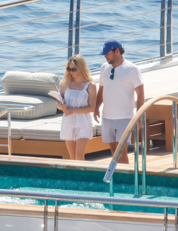 Sydney Sweeney en yacht, ensemble blanc et jambes nues au soleil