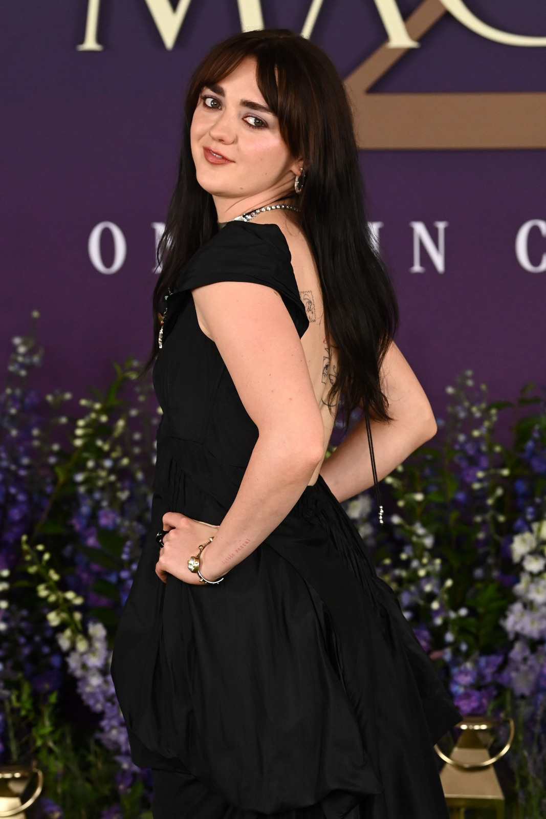Maisie Williams au photocall de Practical Magic 2, dos nu en noir