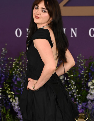 Maisie Williams au photocall de Practical Magic 2, dos nu en noir