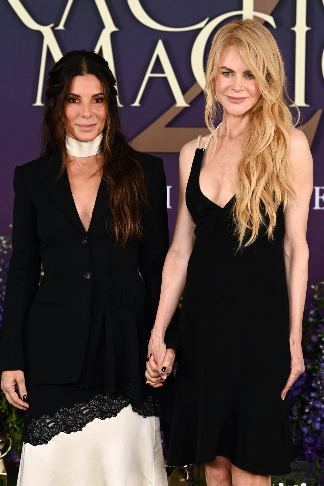 Practical Magic 2 : Sandra Bullock fait disparaître la chemise sous son blazer