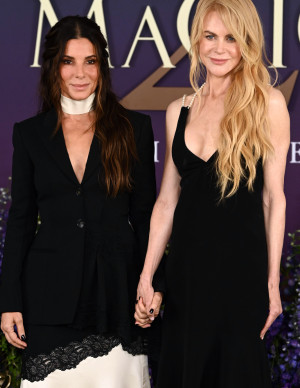 Practical Magic 2 : Sandra Bullock fait disparaître la chemise sous son blazer