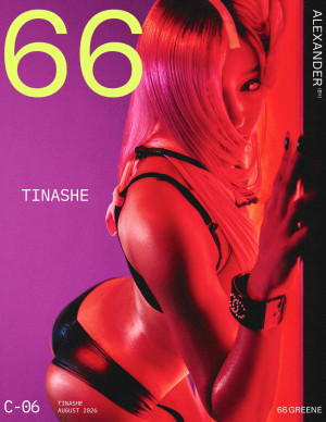 Tinashe dévoile ses courbes en lingerie sous les néons de 66 Greene