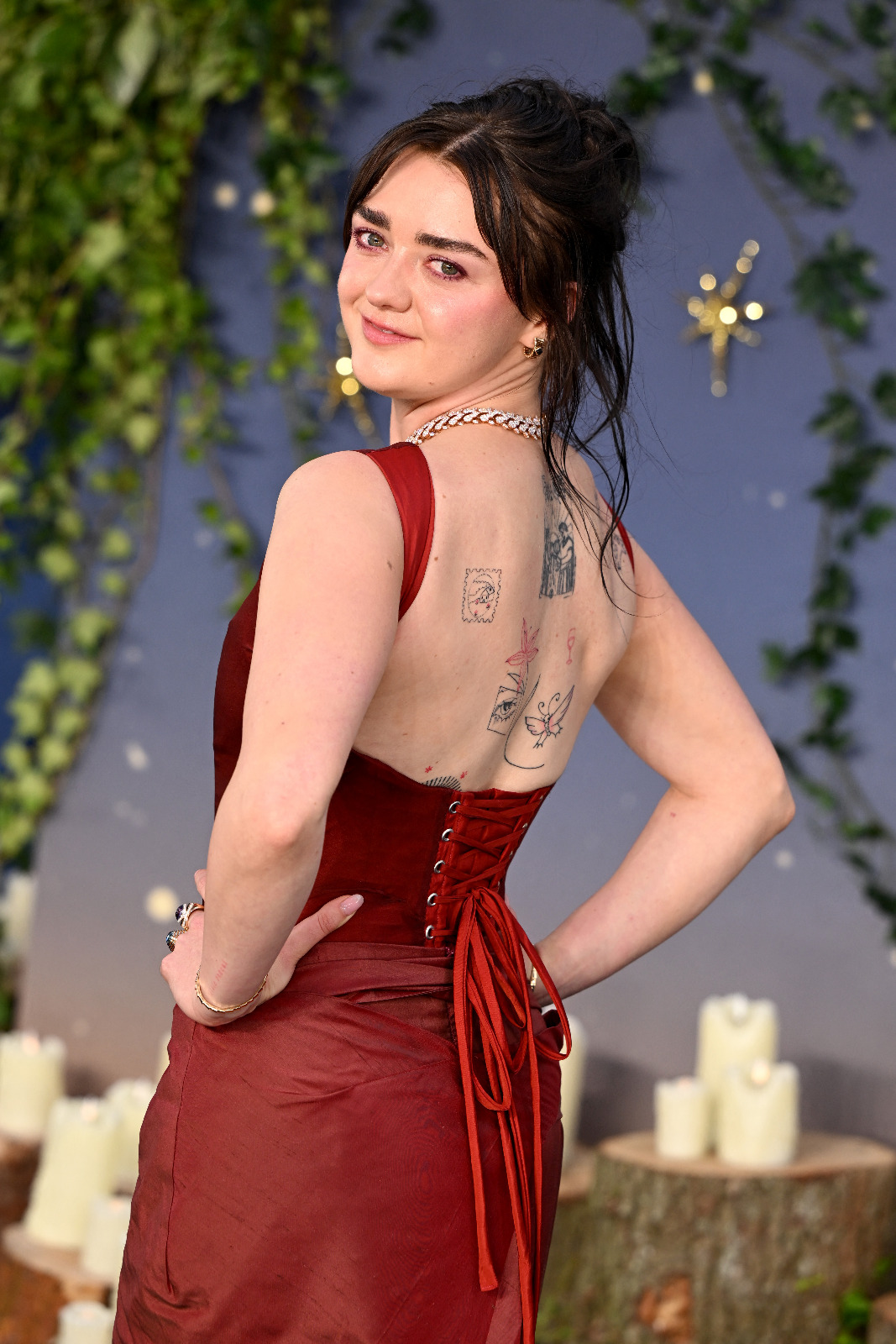 Maisie Williams ose le dos nu corseté pour Practical Magic 2