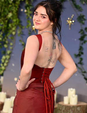 Maisie Williams ose le dos nu corseté pour Practical Magic 2