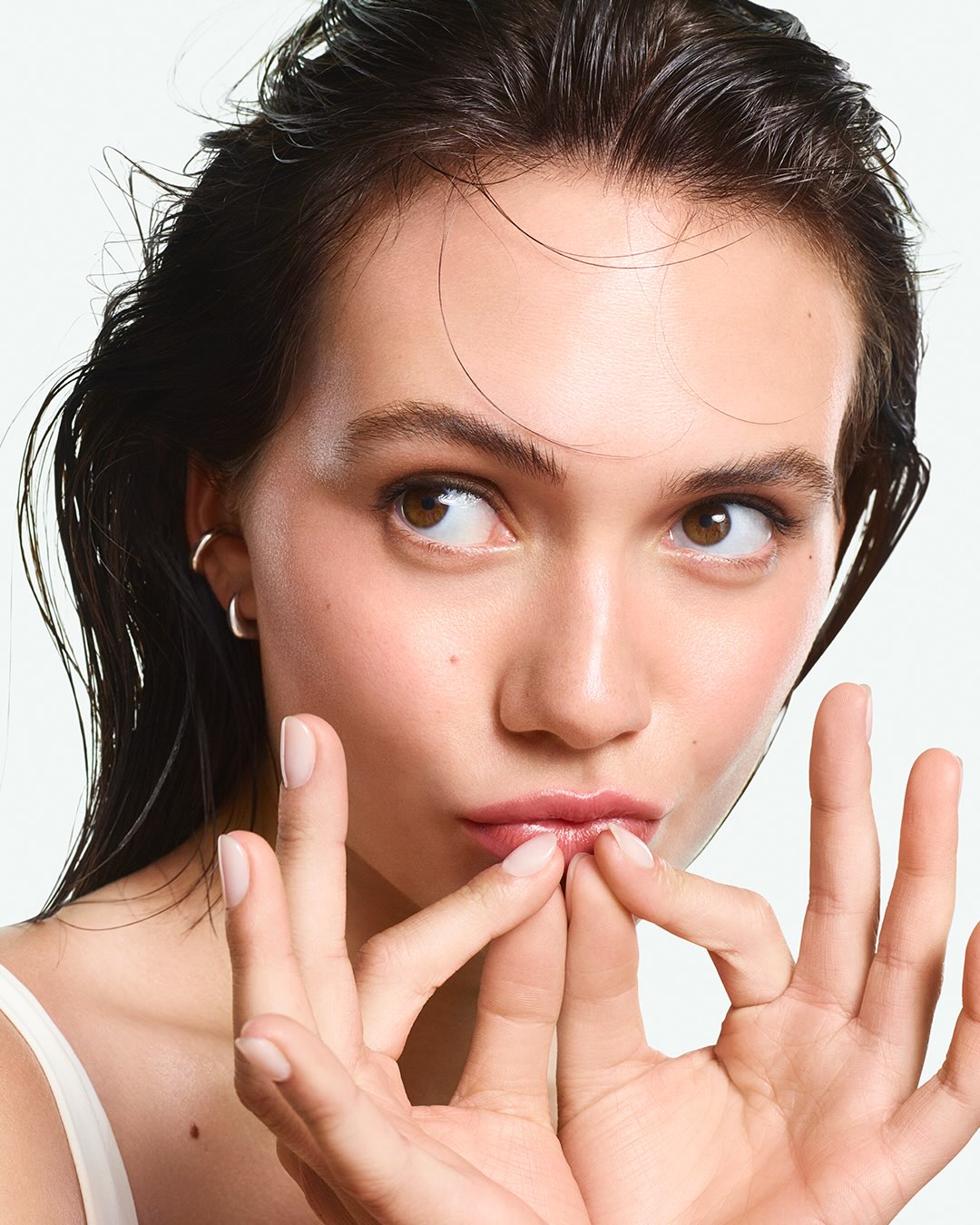 Emilia Jones chez Clinique, le pot hydratant finit presque jaloux