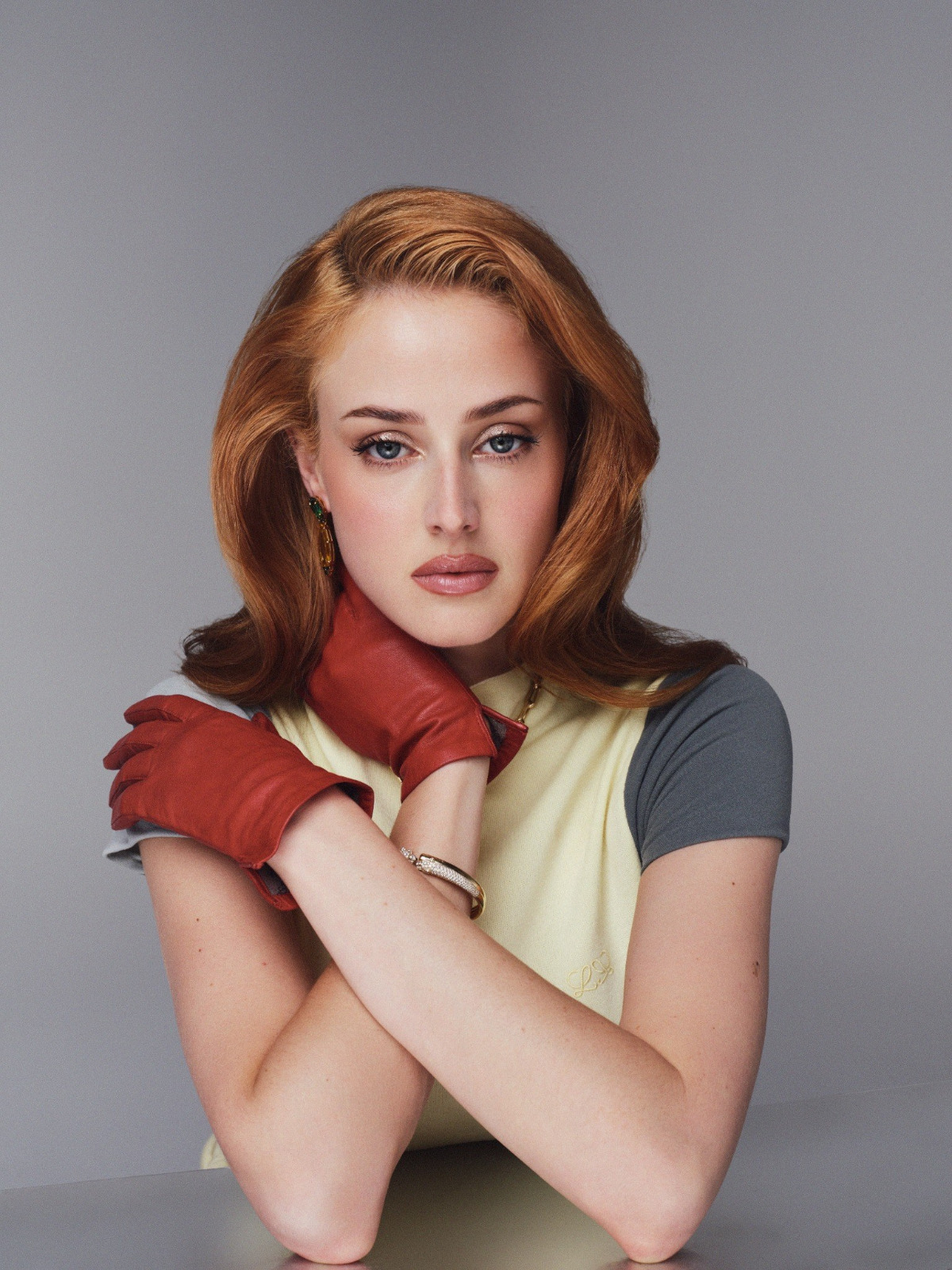 Anna Van Patten joue la fente haute pour V Magazine 161