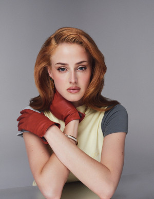 Anna Van Patten joue la fente haute pour V Magazine 161