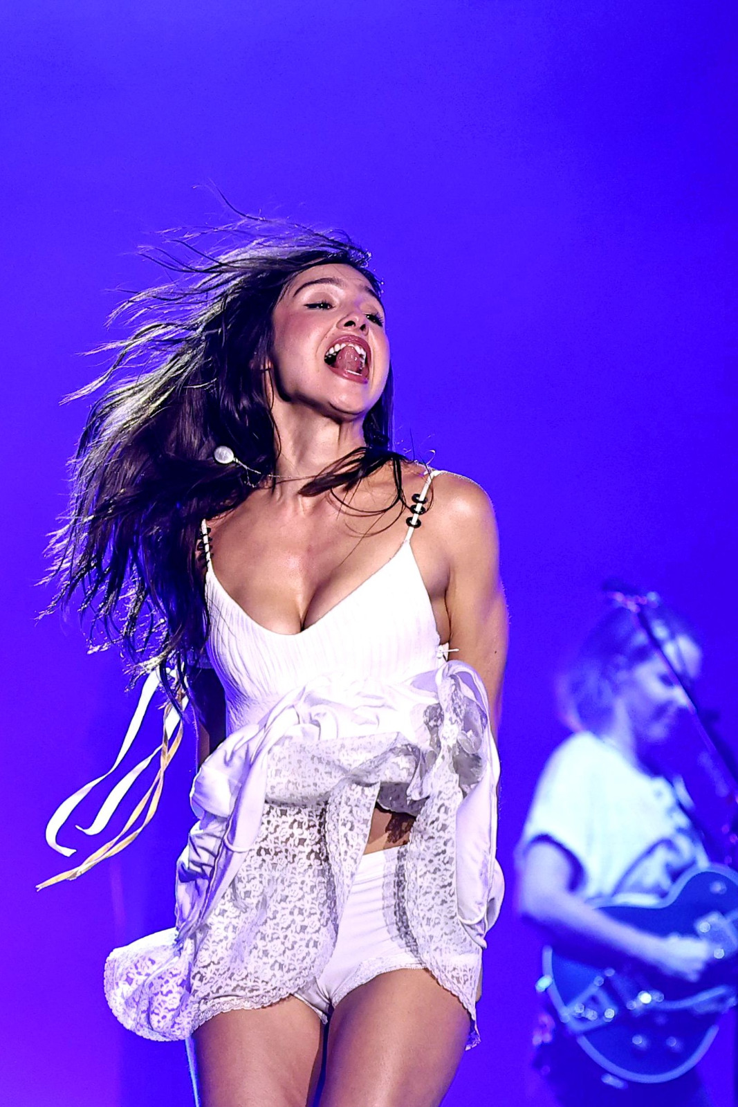 Olivia Rodrigo chante à Irvine en mini-robe blanche au décolleté plongeant