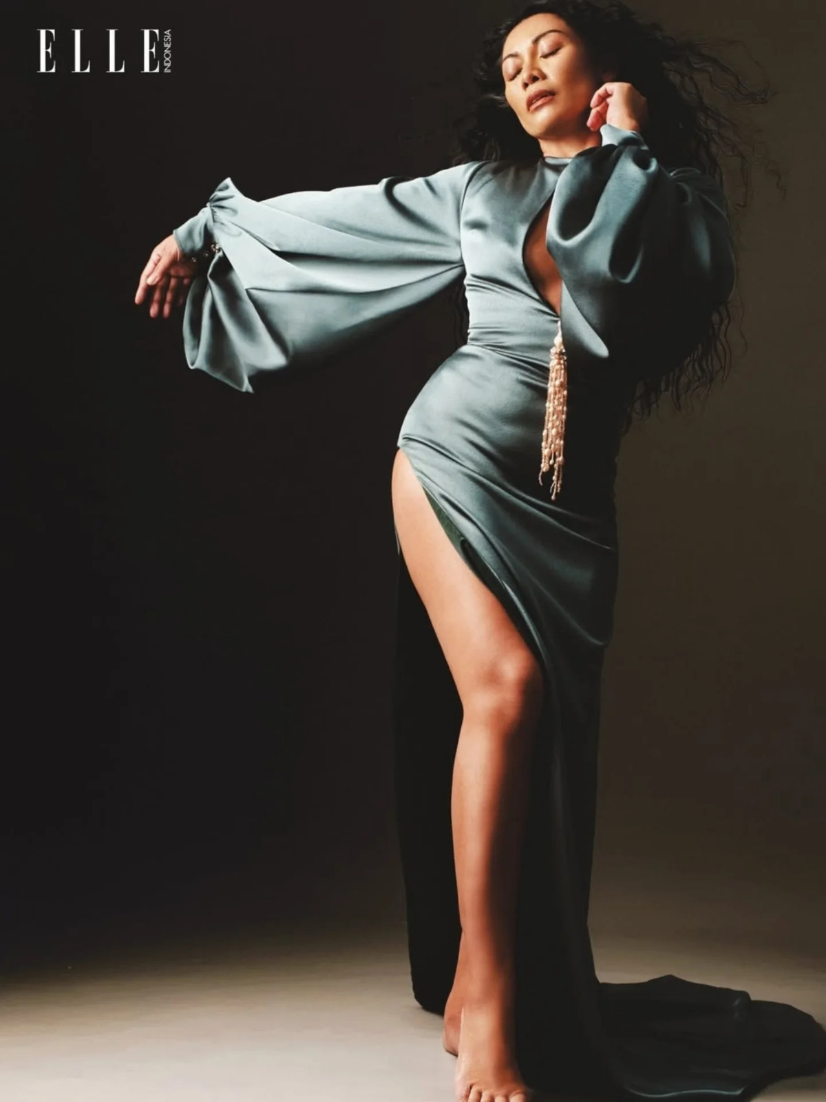 Anggun ose une fente vertigineuse dans ELLE Indonesia en satin vert