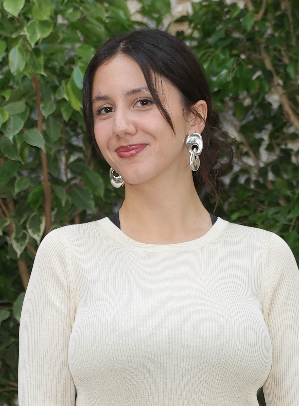 Anaïde Rozam au photocall de Camembert, maille ivoire très moulante