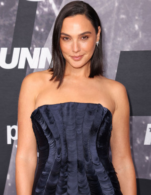 The Runner : Gal Gadot ralentit le tapis avec son bustier