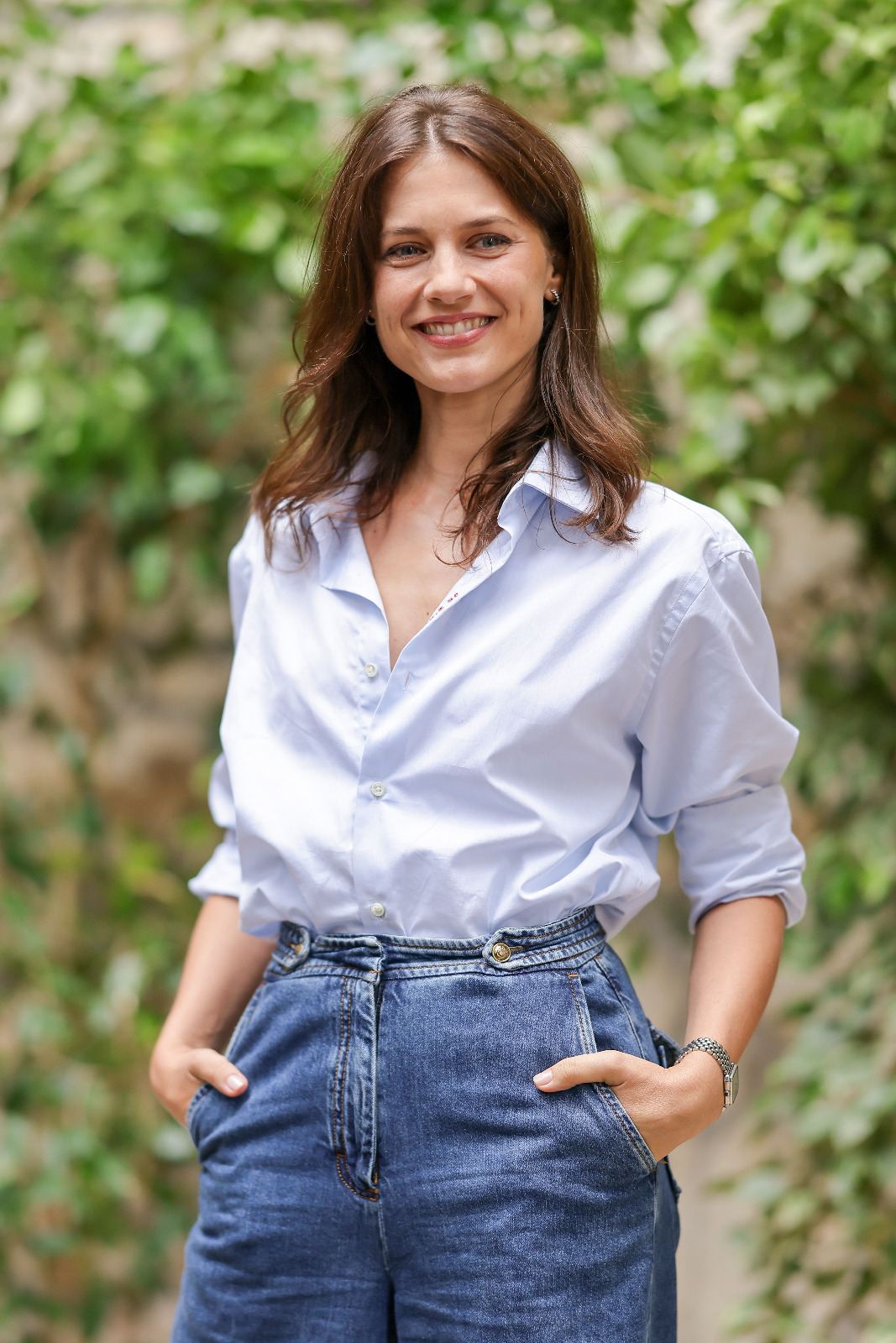 Alice Dufour ouvre la chemise pour Instinct de Famille à Angoulême
