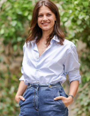 Alice Dufour ouvre la chemise pour Instinct de Famille à Angoulême