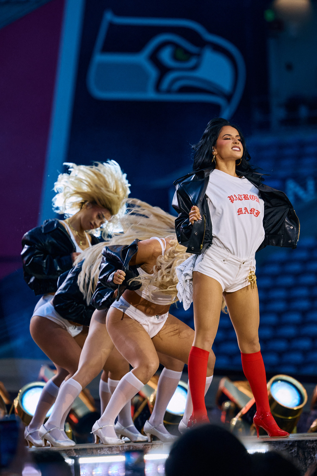 Becky G ouvre Karol G à Seattle en micro-short blanc